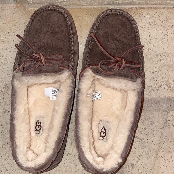UGG Shoes - Women’s UGG Slippers Brown Fuzzy New Size 8